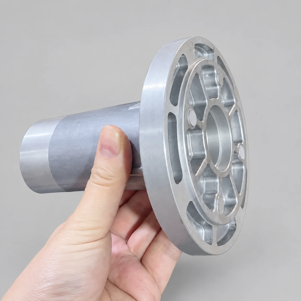 Gimbal support column — AI-assisted studio presentation based on the original Chengshuo photograph